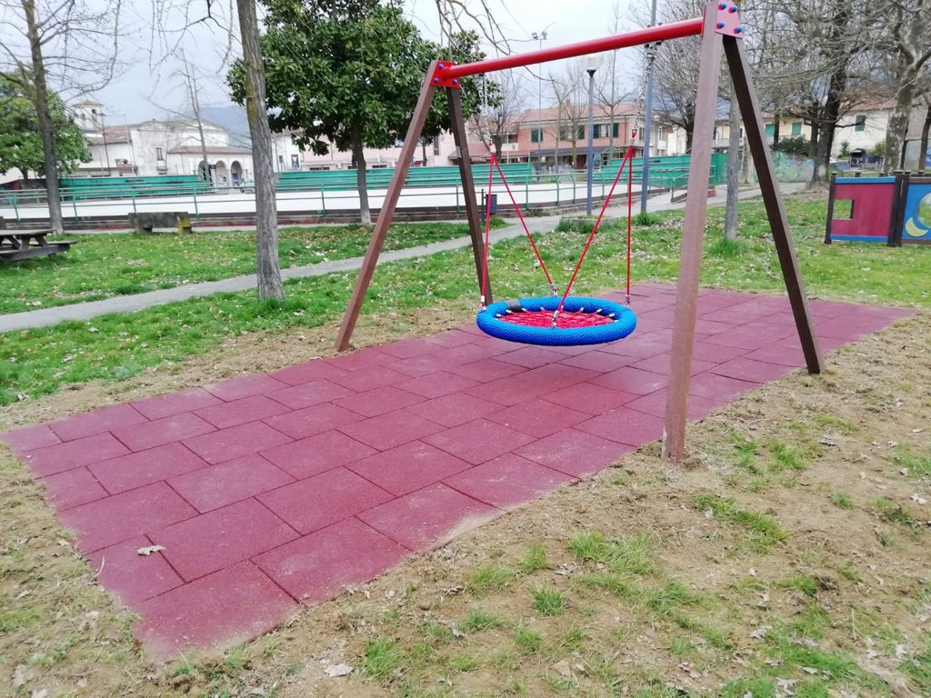 Pavimentazione antitrauma in gomma riciclata rossa - h 4 cm